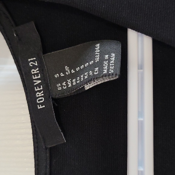 Little black dress. Forever 21 - Picture 2 of 10